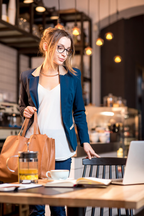 Femme au café