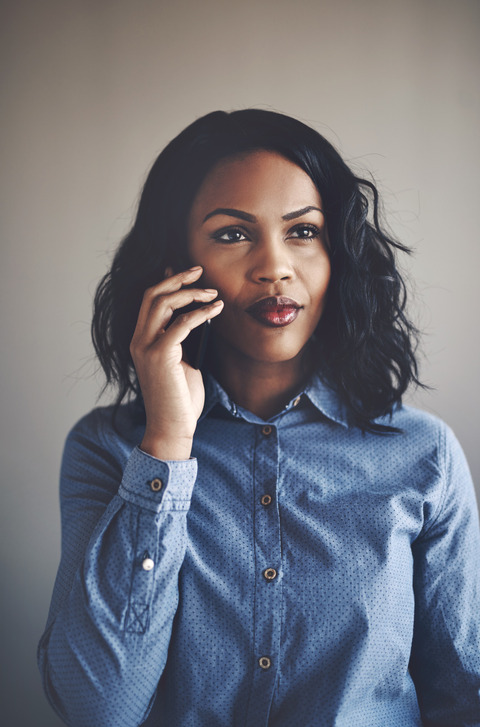 Femme sur téléphone