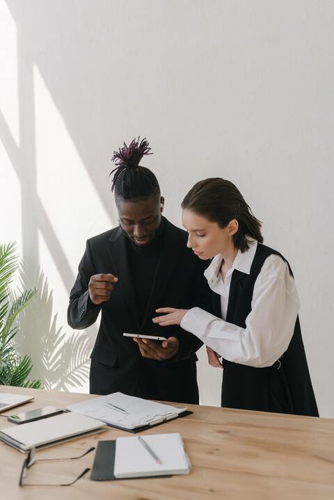 un homme et une femme travaillant dans un bureau