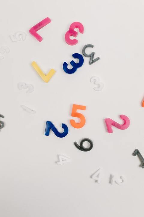 colorful-number-blocks-on-the-table