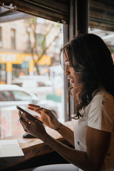 woman-using-smart-phone