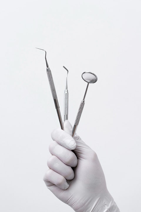 close-up-dentist-instruments