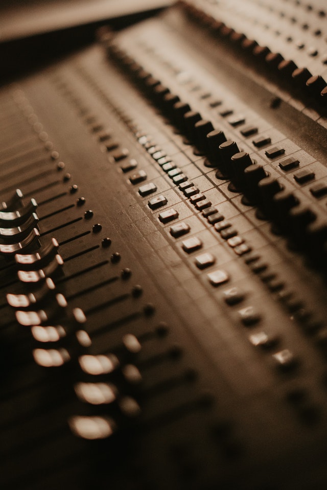 black-and-white-piano-keys
