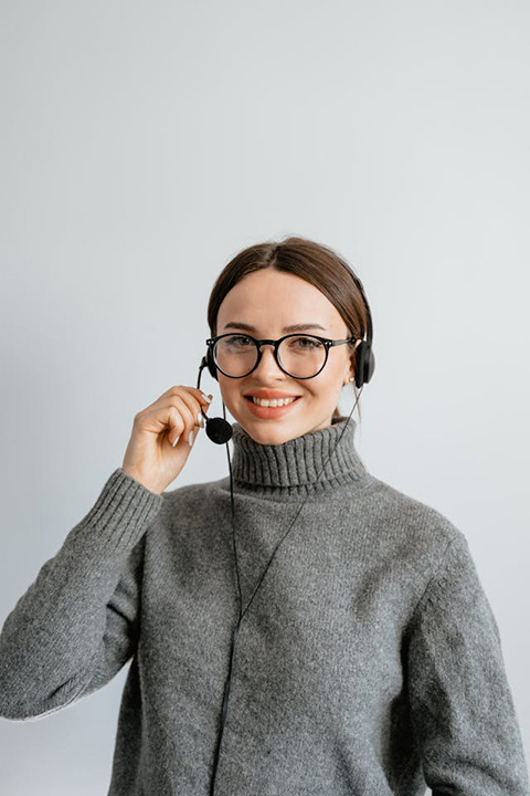 woman-in-gray-turtle-neck-shirt-with-black-headset-and-mouthpiece